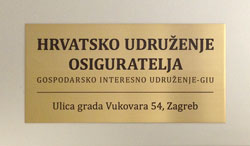 Natpisna_ploča_od_mesinga_graviranje_i_upuštanje_boje